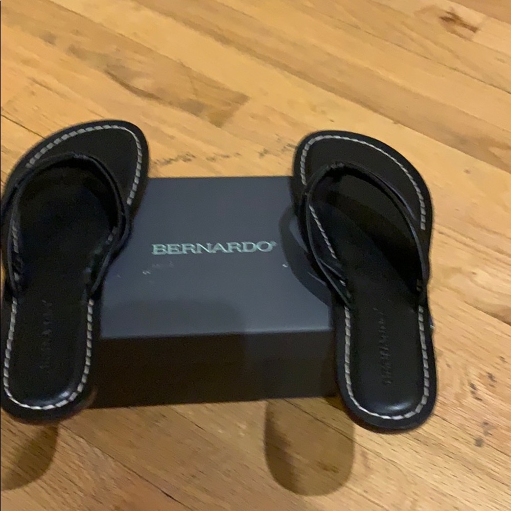 This shoes are new. Size “9”.